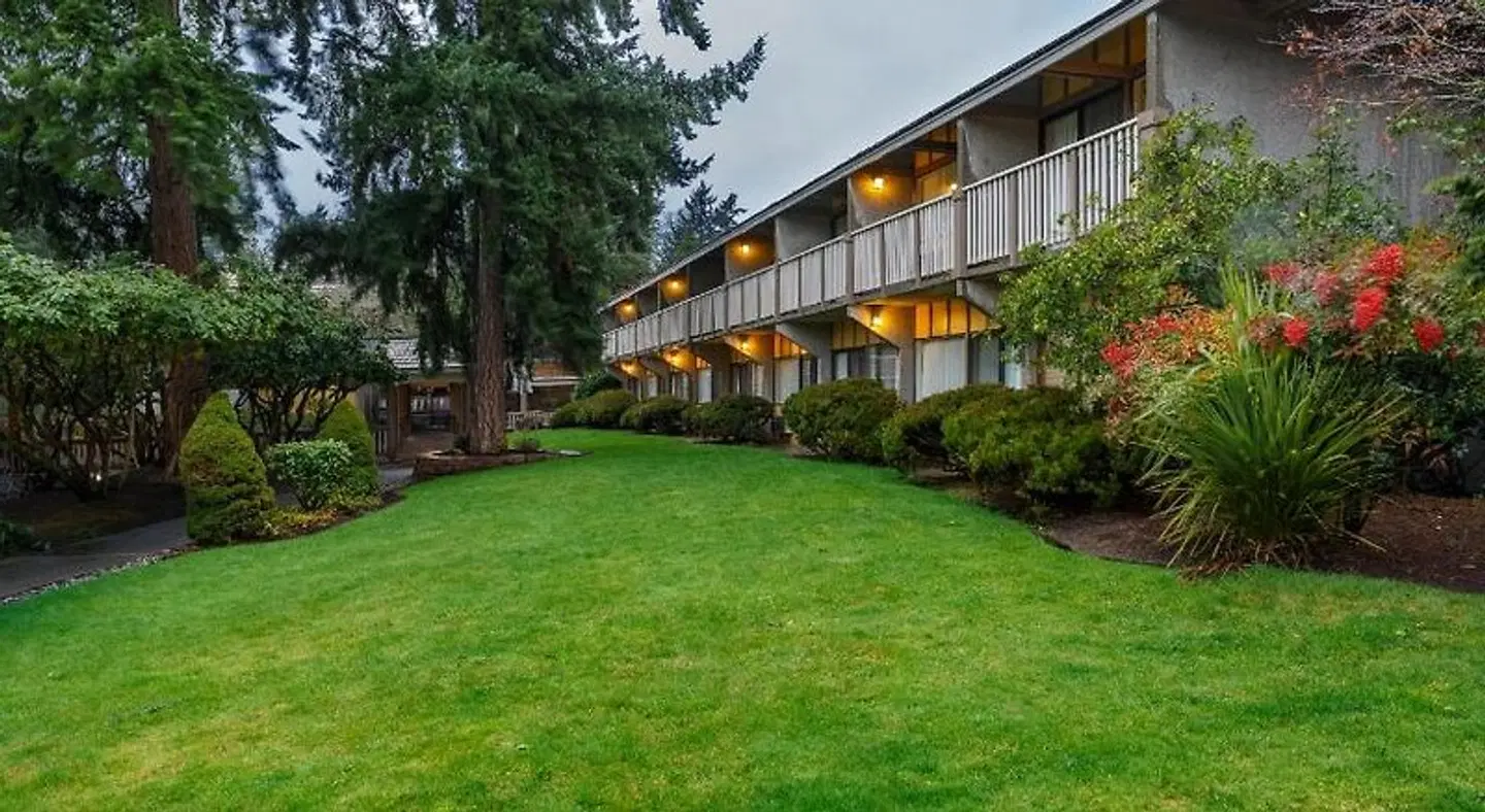 Red Lion Hotel Bellevue EXTERIOR