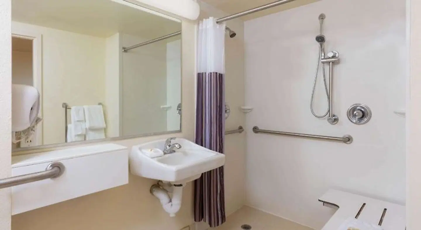 La Quinta Inn & Suites by Wyndham Garden City Badezimmer