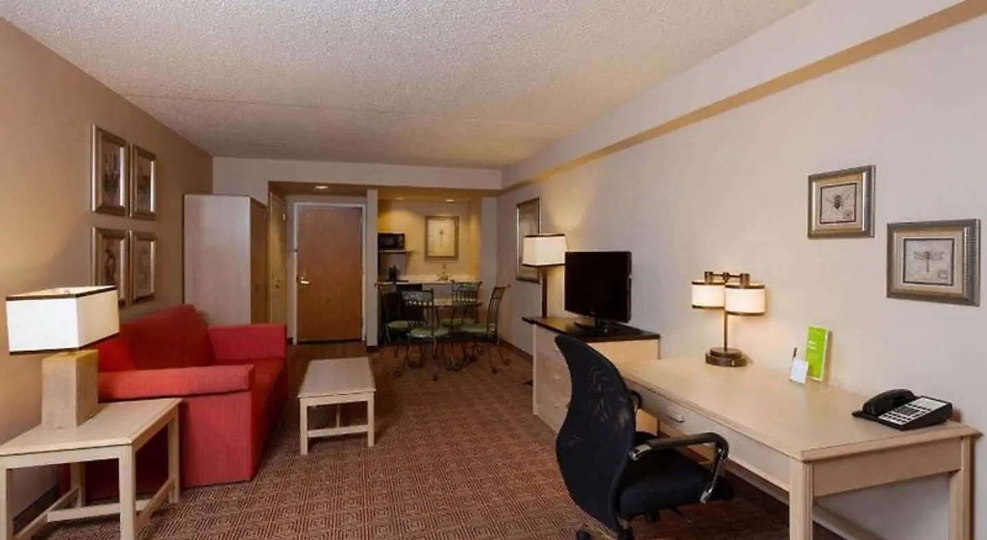 La Quinta Inn & Suites by Wyndham Garden City ROOM_EXAMPLE