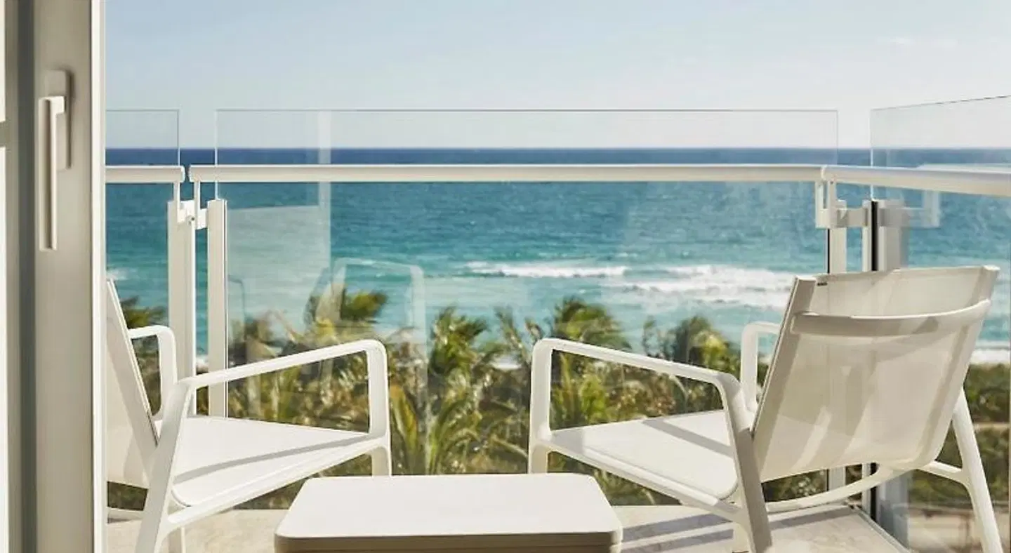 Four Seasons Hotel at The Surf Club Terrasse
