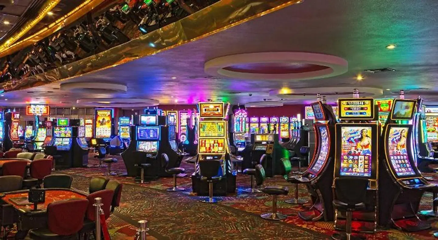 Plaza Hotel & Casino Bar