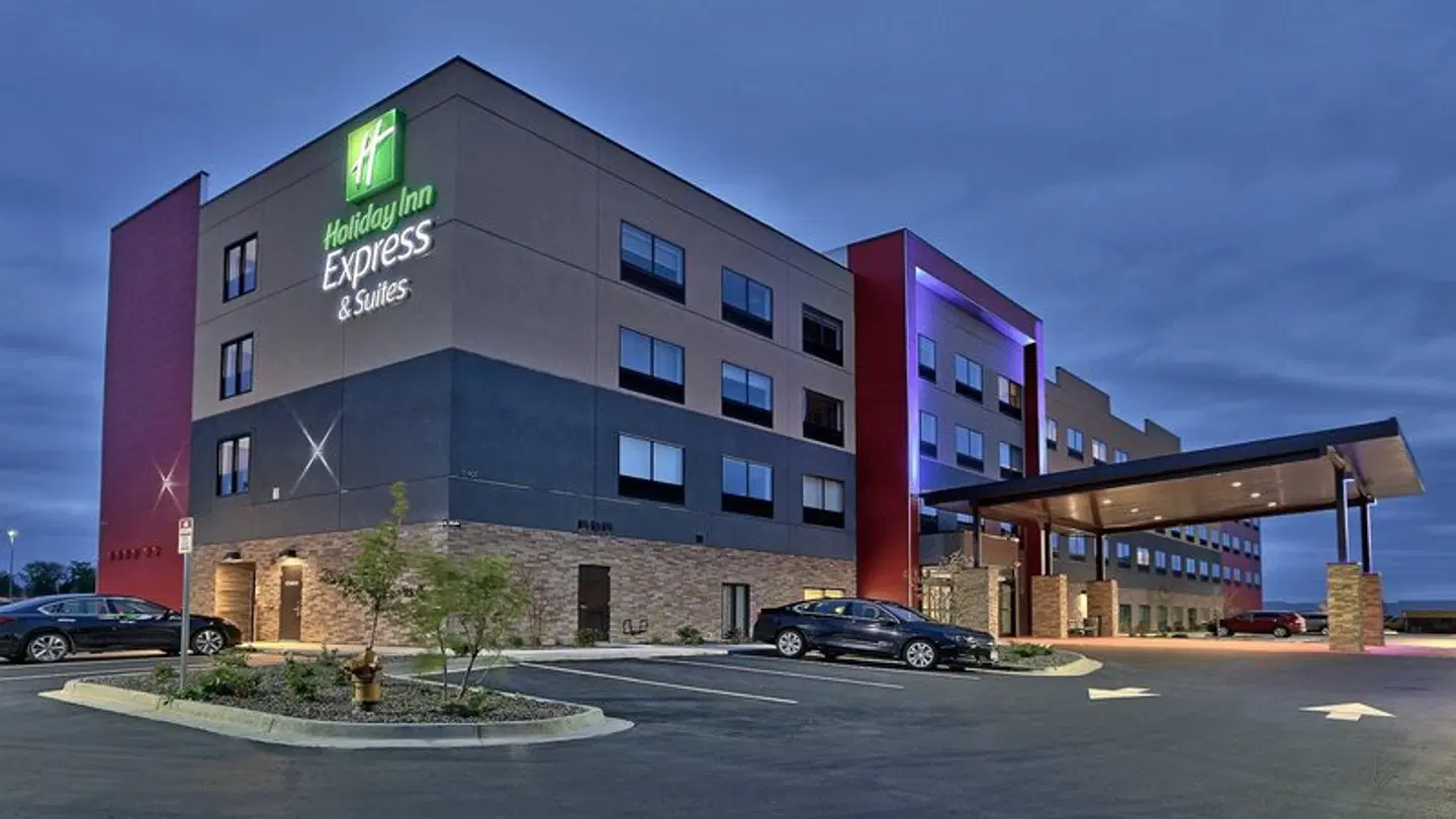 Holiday Inn Express & Suites Broomfield EXTERIOR