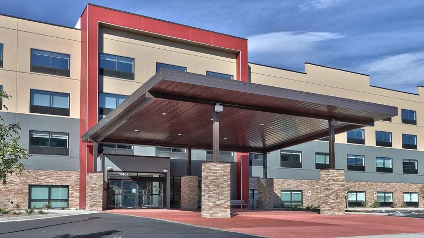 Holiday Inn Express & Suites Broomfield EXTERIOR