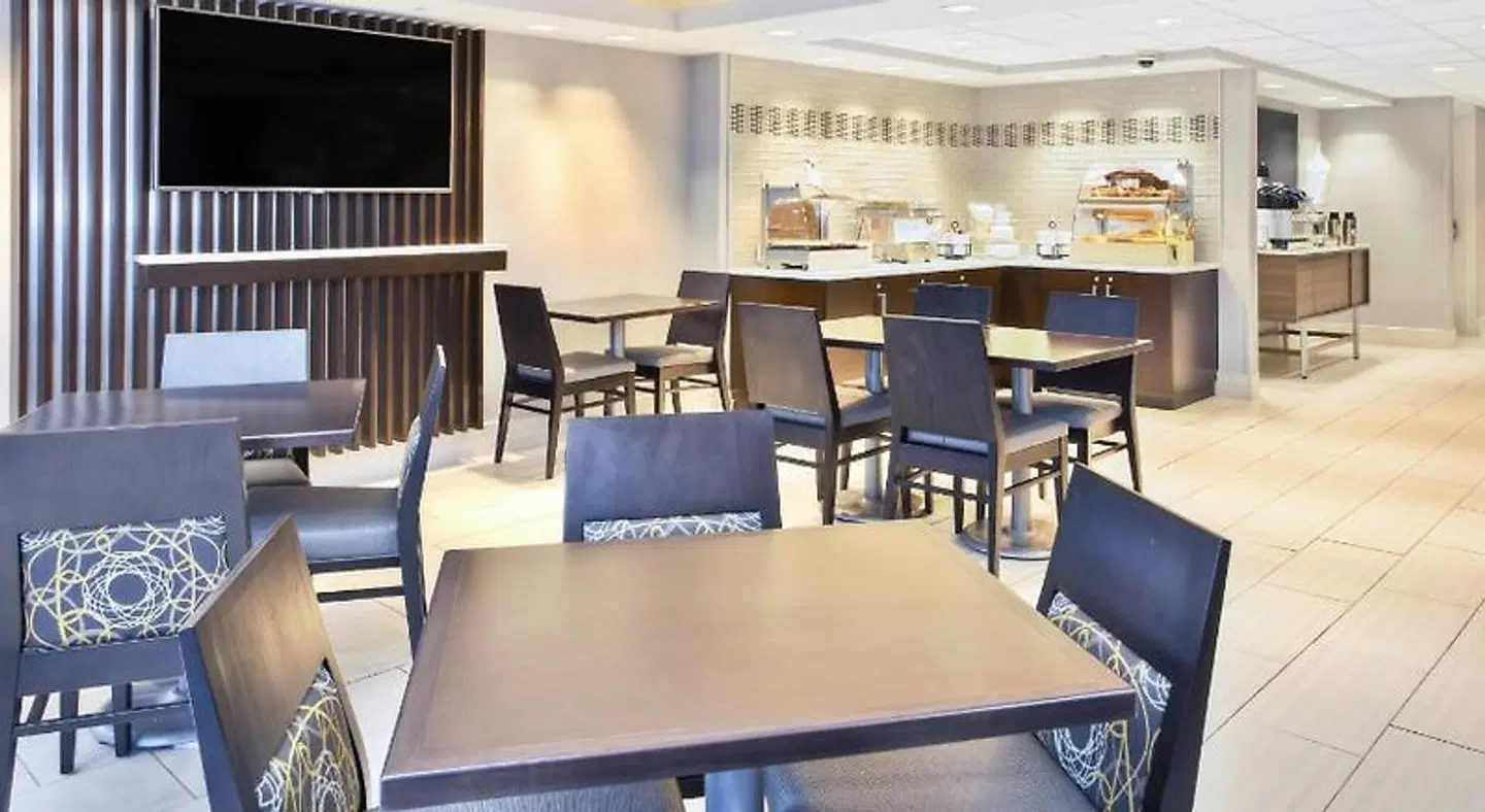 Holiday Inn Express Boston-Waltham by IHG Bar