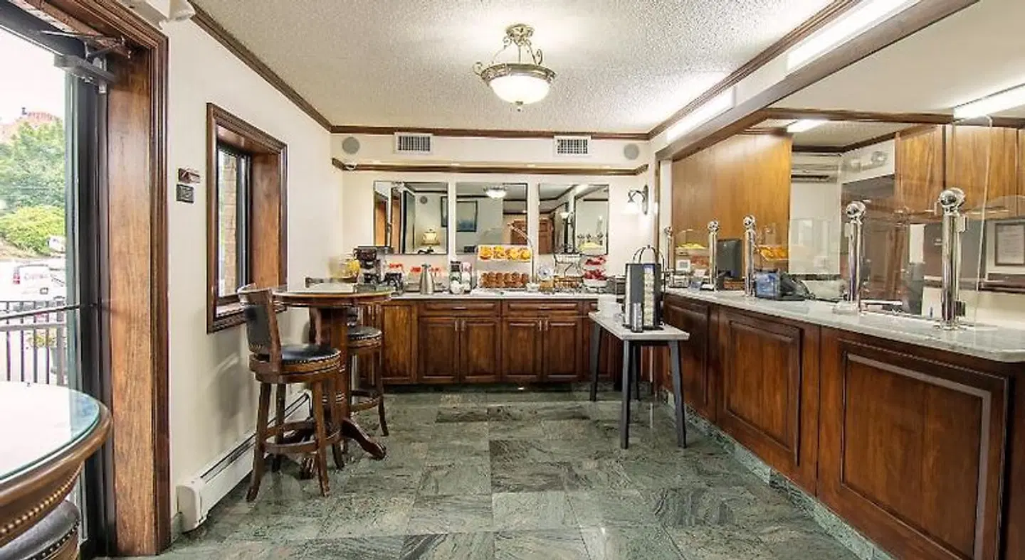 The Holland Hotel Bar