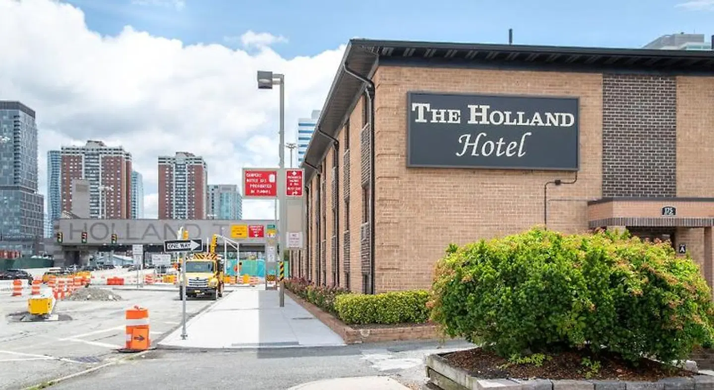 The Holland Hotel EXTERIOR