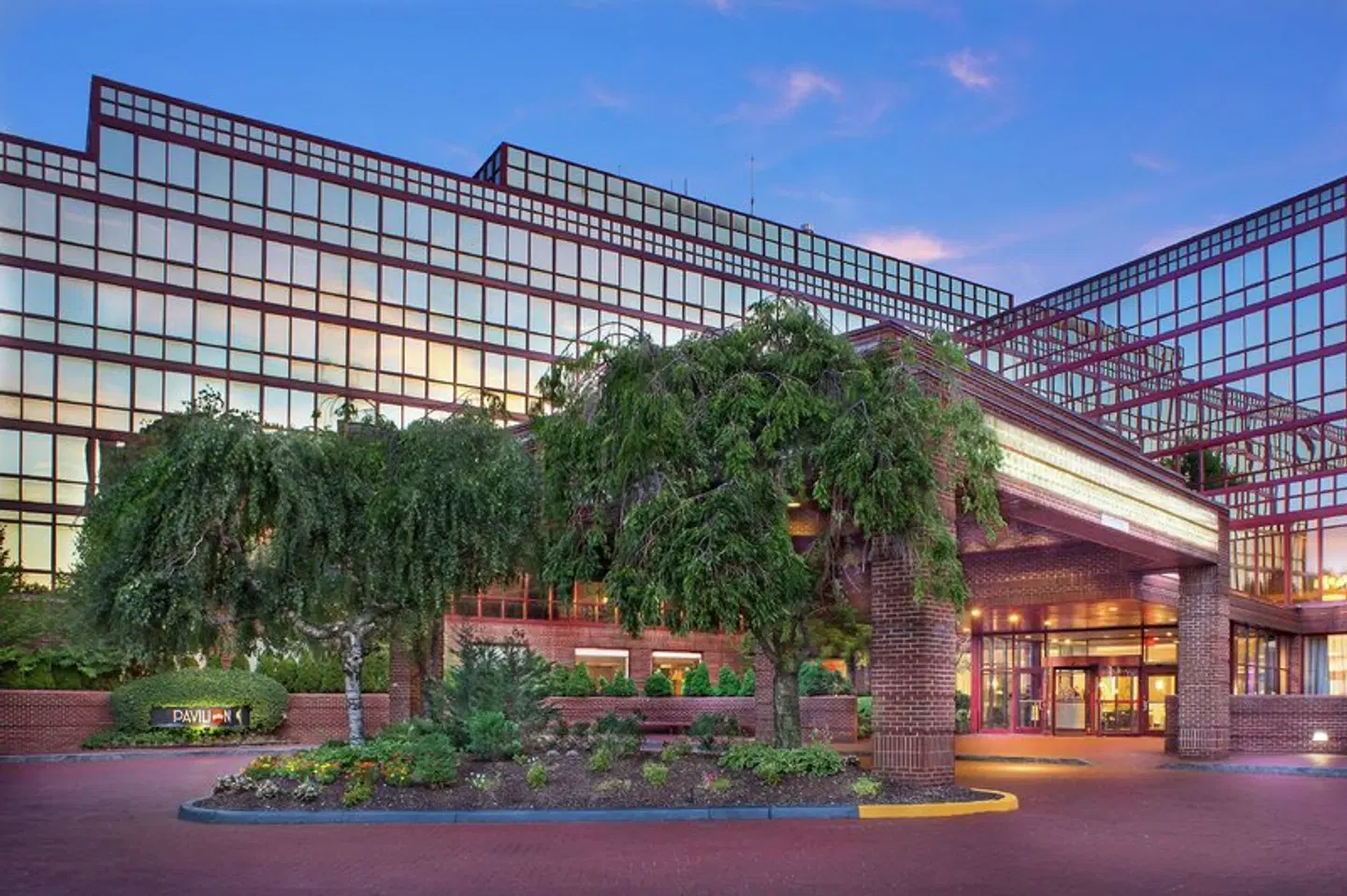 DoubleTree by Hilton New York LaGuardia Airport EXTERIOR