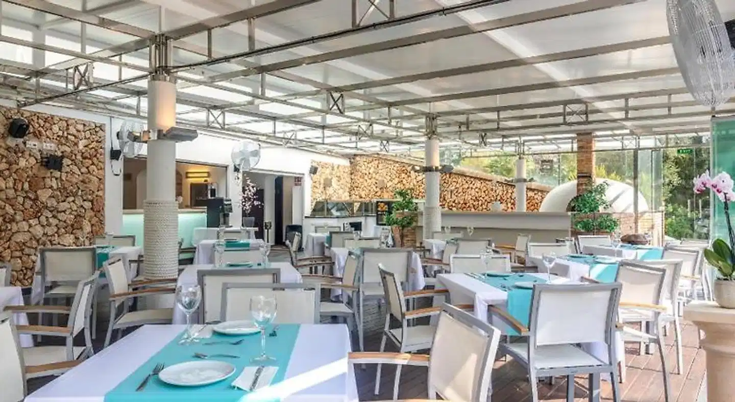 Ferrera Beach Suites & Apartments Restaurant