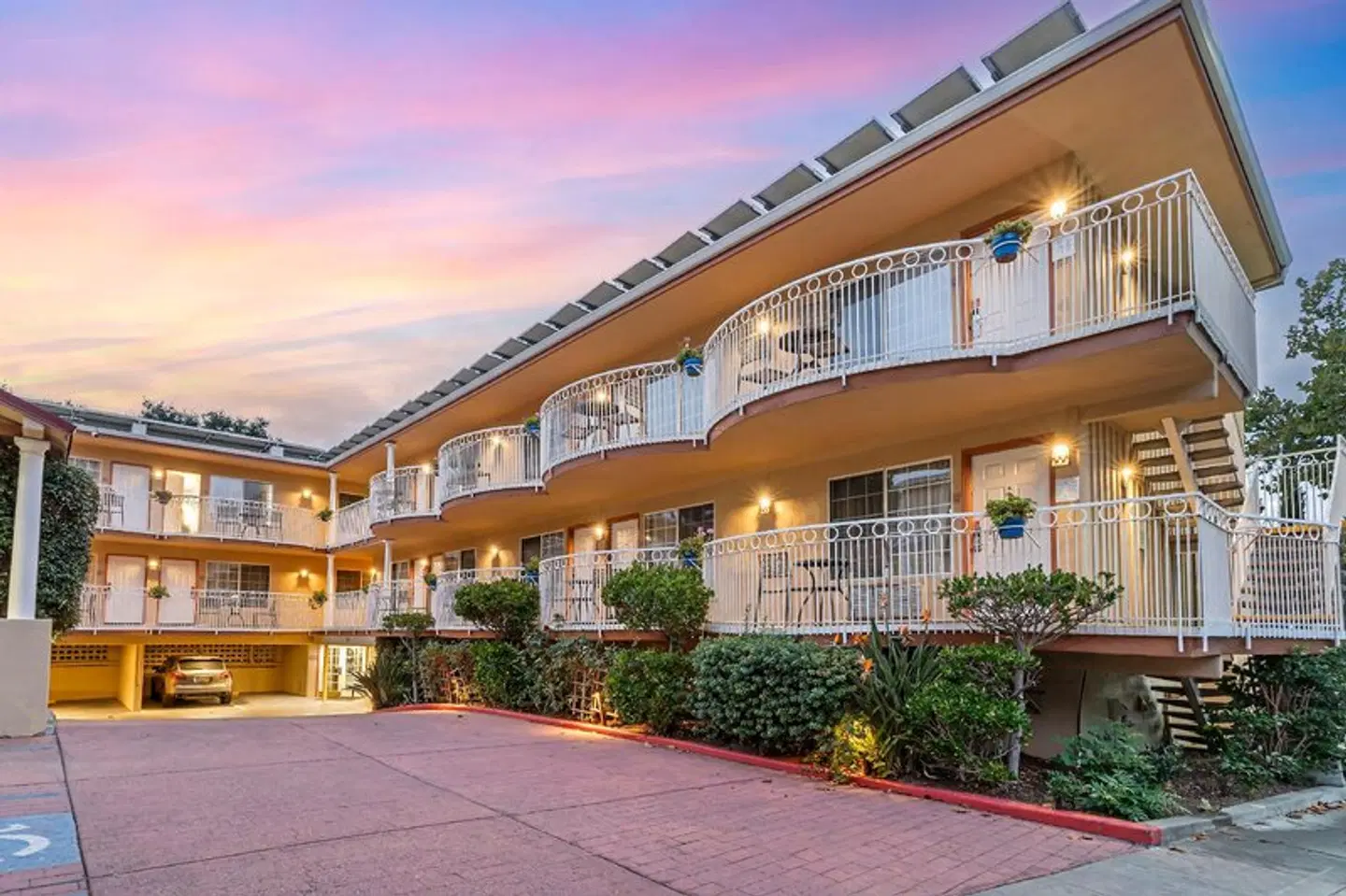 Best Western Plus Riviera EXTERIOR
