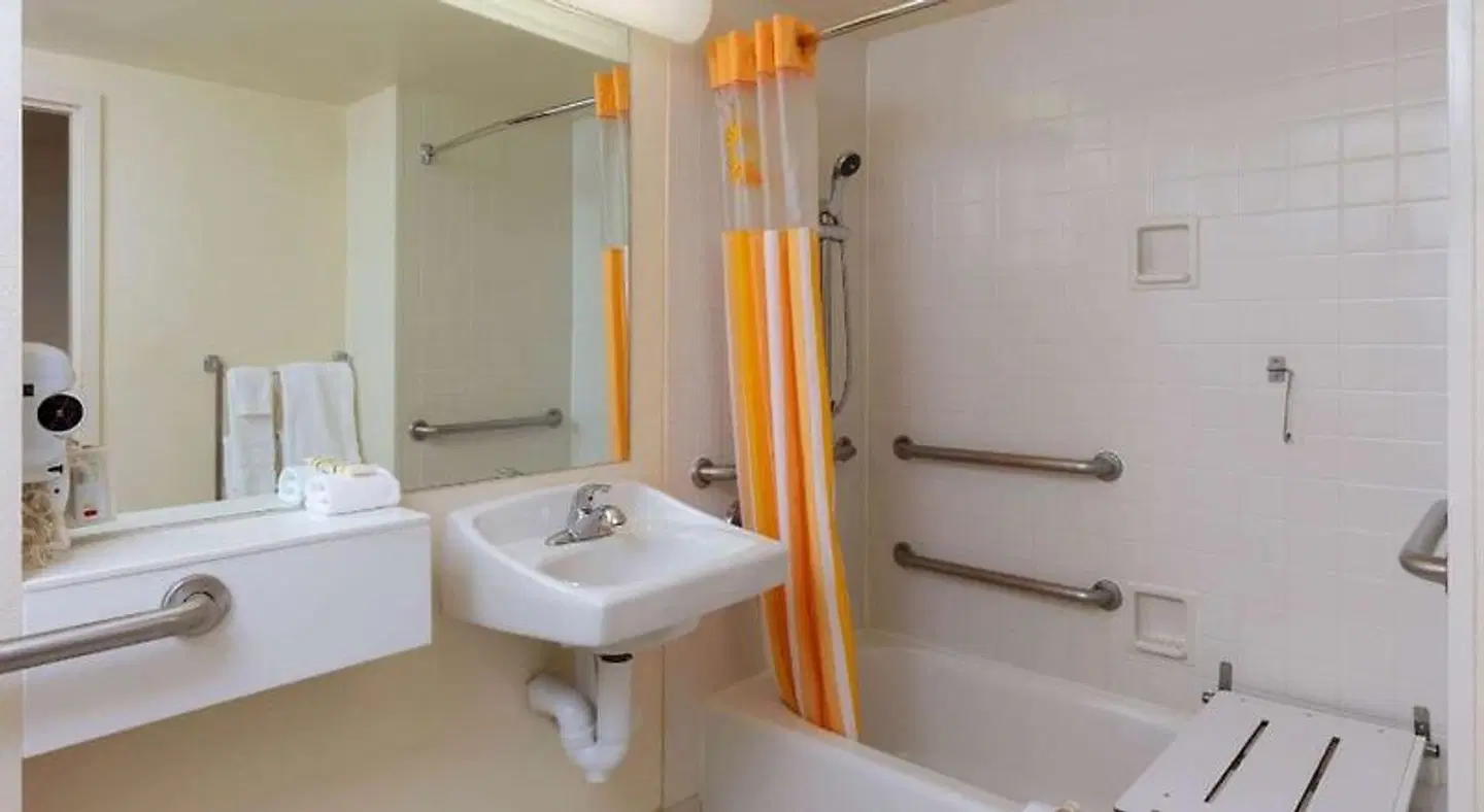 La Quinta Inn & Suites by Wyndham Garden City Badezimmer
