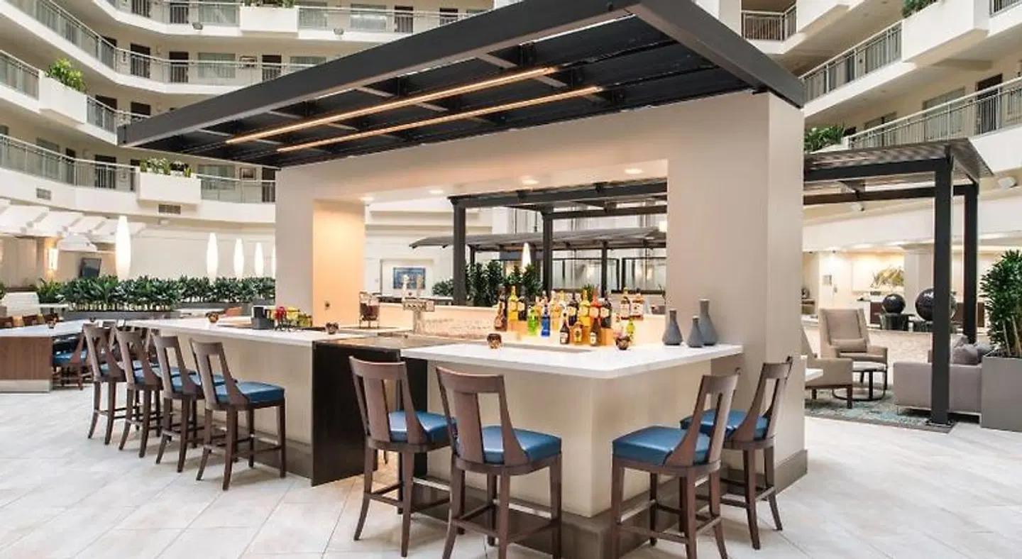 Embassy Suites by Hilton Seattle Tacoma International Airport Bar