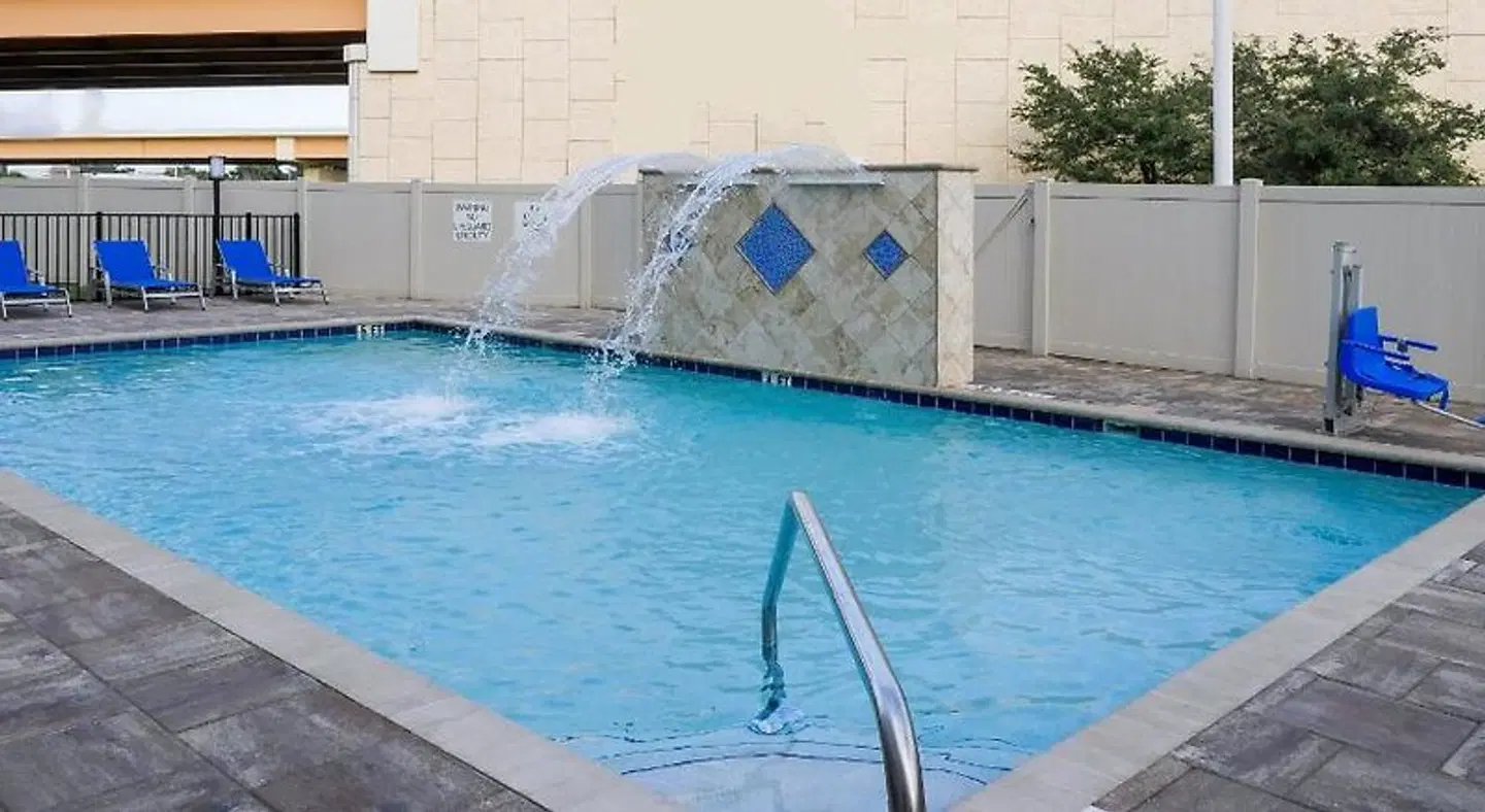 Holiday Inn Express & Suites Tampa East - Ybor City by IHG Hallenbad