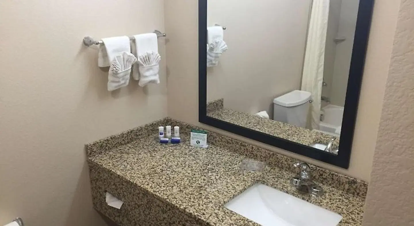 Best Western Plus Gateway Inn & Suites - Aurora Badezimmer