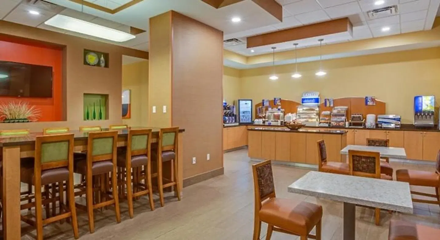 Holiday Inn Express & Suites Fort Lauderdale Airport South by IHG Bar