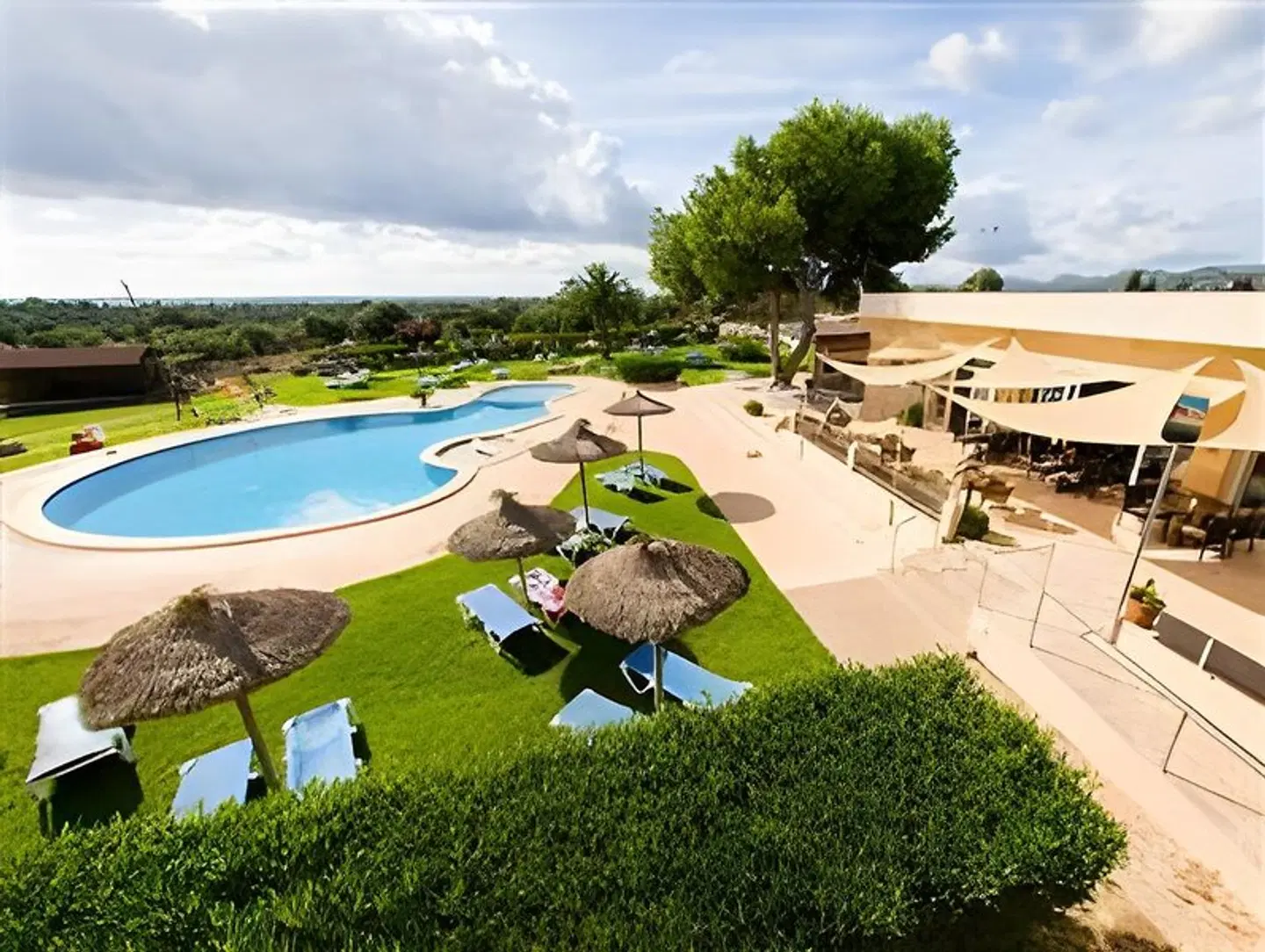 Sol Romantica OUTDOOR_POOL
