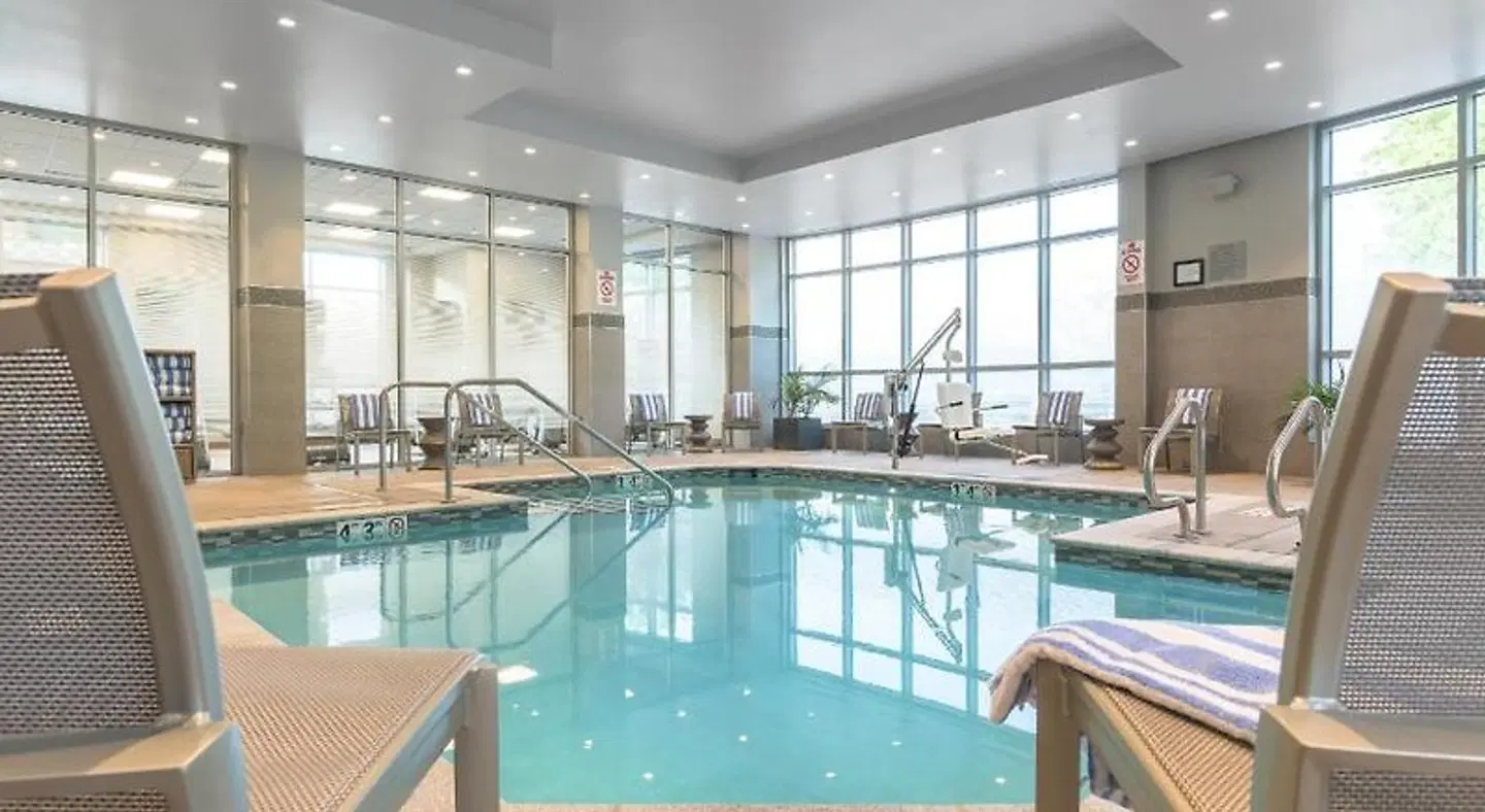 Courtyard by Marriott Edgewater NYC Area Hallenbad
