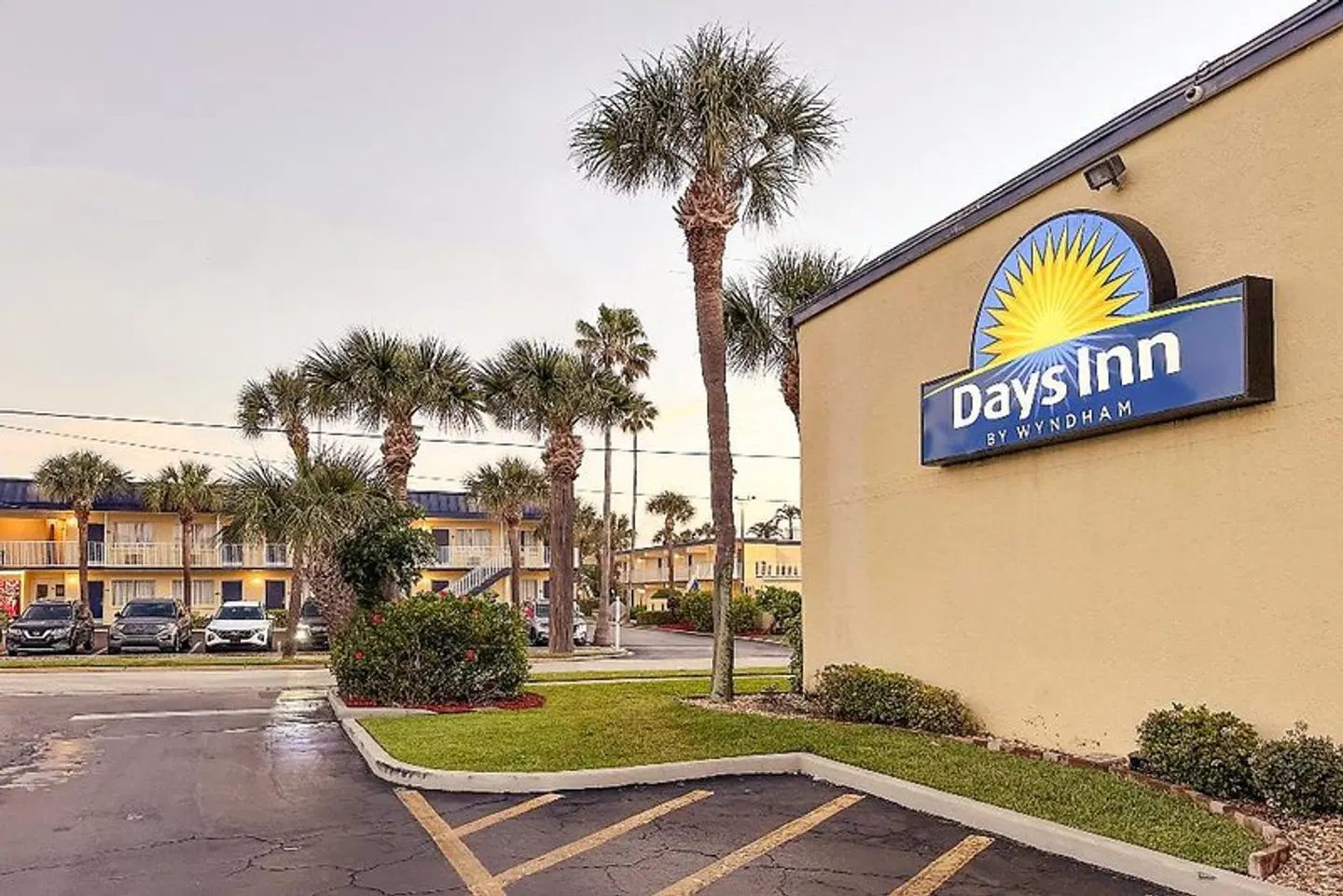 Days Inn by Wyndham Cocoa Beach Port Canaveral EXTERIOR