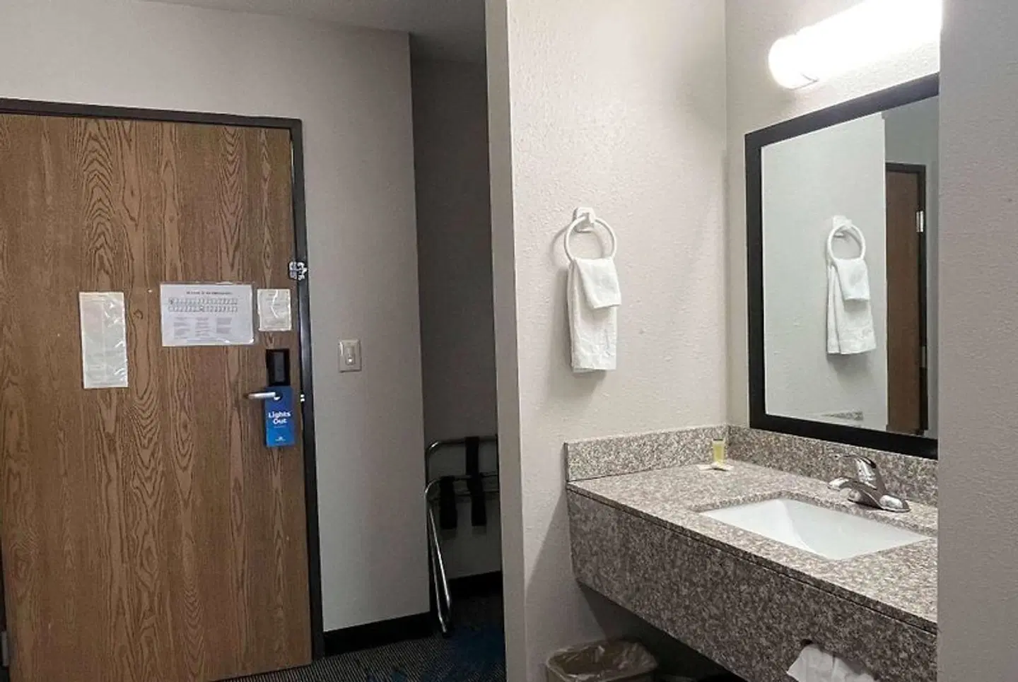 Days Inn & Suites by Wyndham of Morris Badezimmer