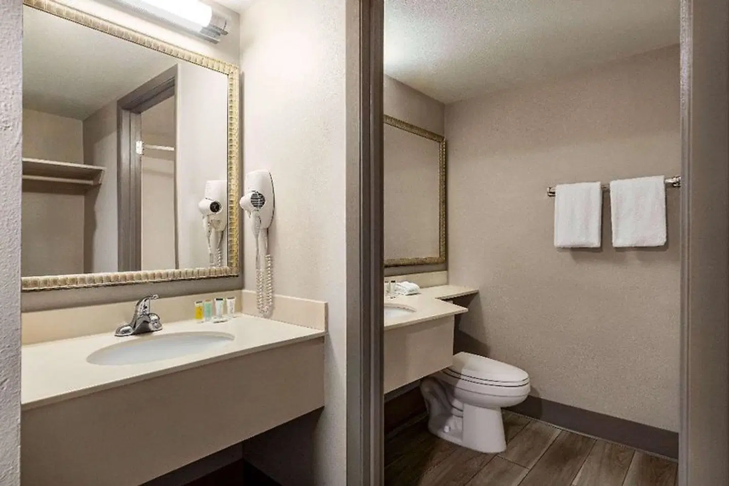 Days Inn by Wyndham Cocoa Beach Port Canaveral Badezimmer