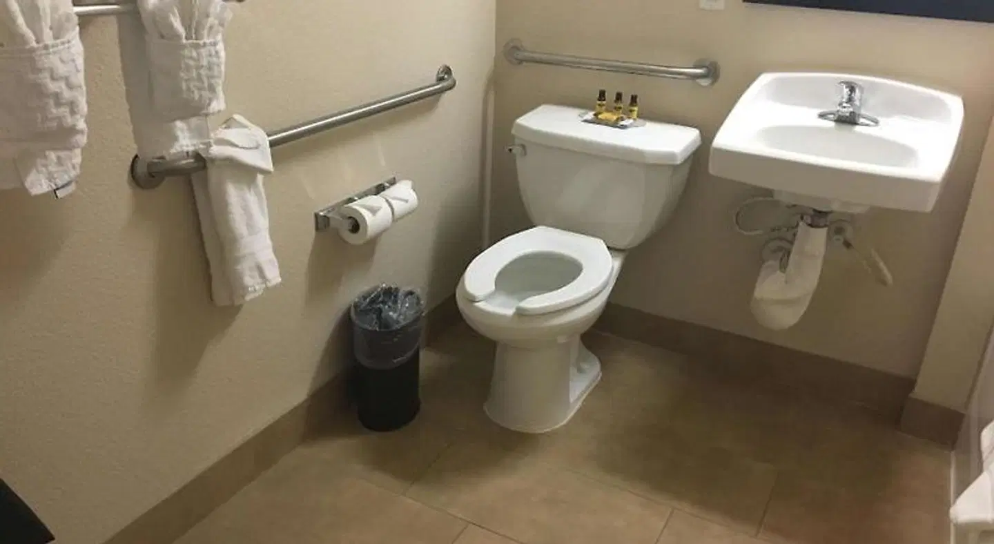 Best Western Plus Gateway Inn & Suites - Aurora Badezimmer
