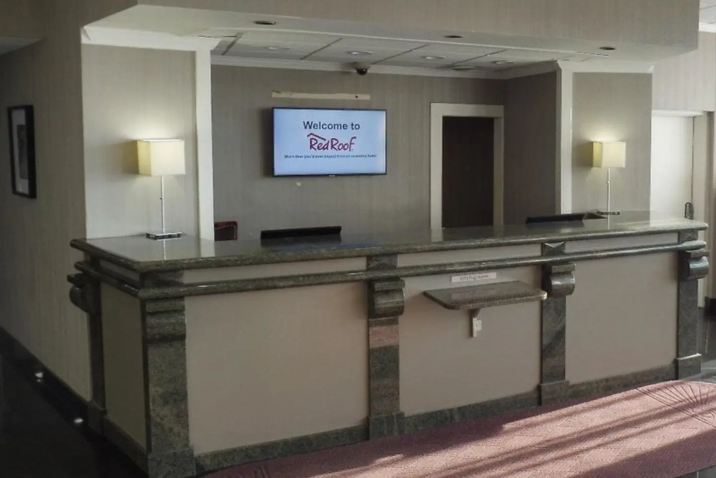 Red Roof Plus+ Newark - Carteret LOUNGE_LOBBY