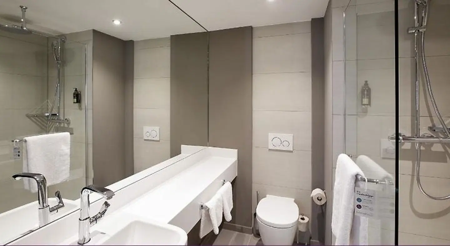 Holiday Inn Express - Hamburg - City Hauptbahnhof Badezimmer