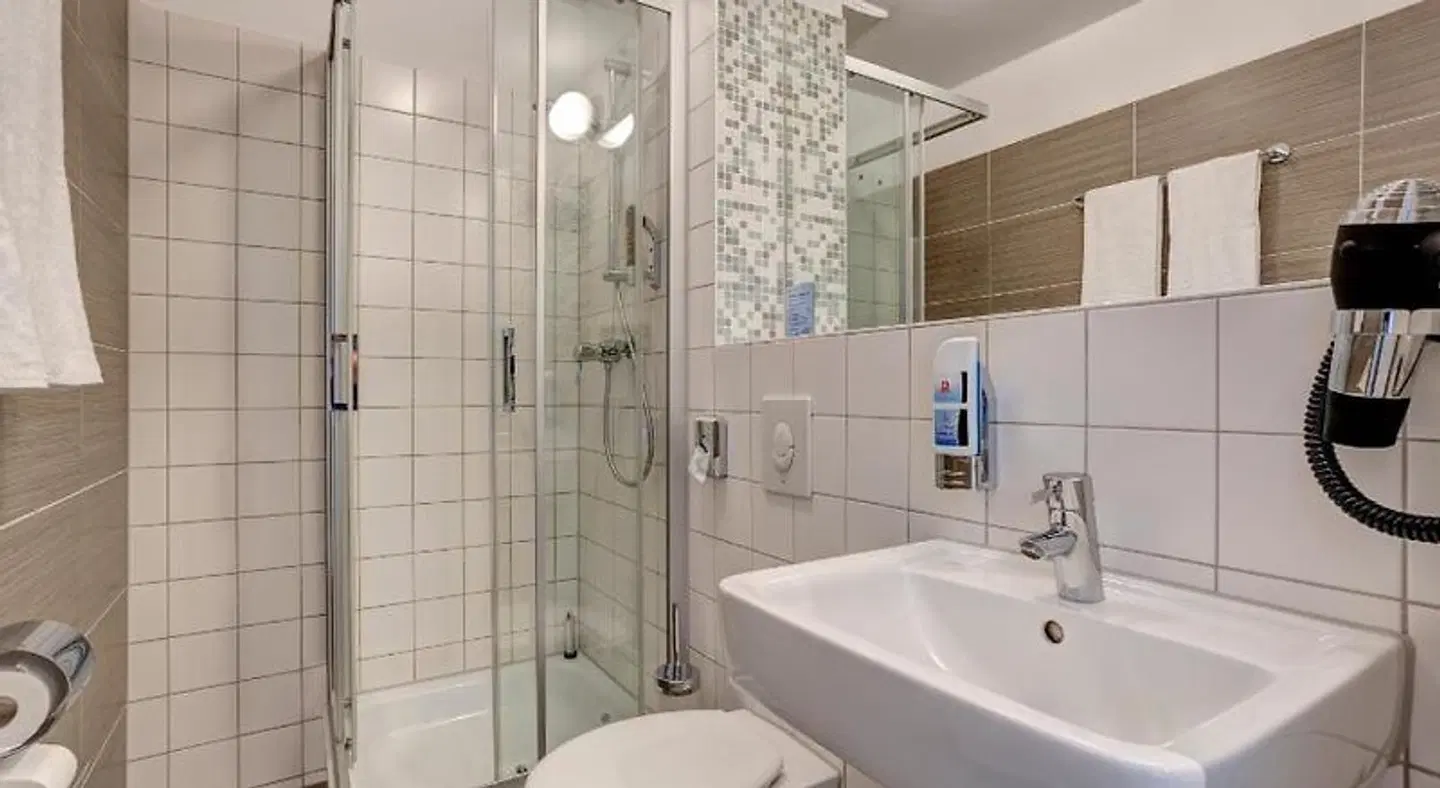 Meininger Hamburg City Center Badezimmer