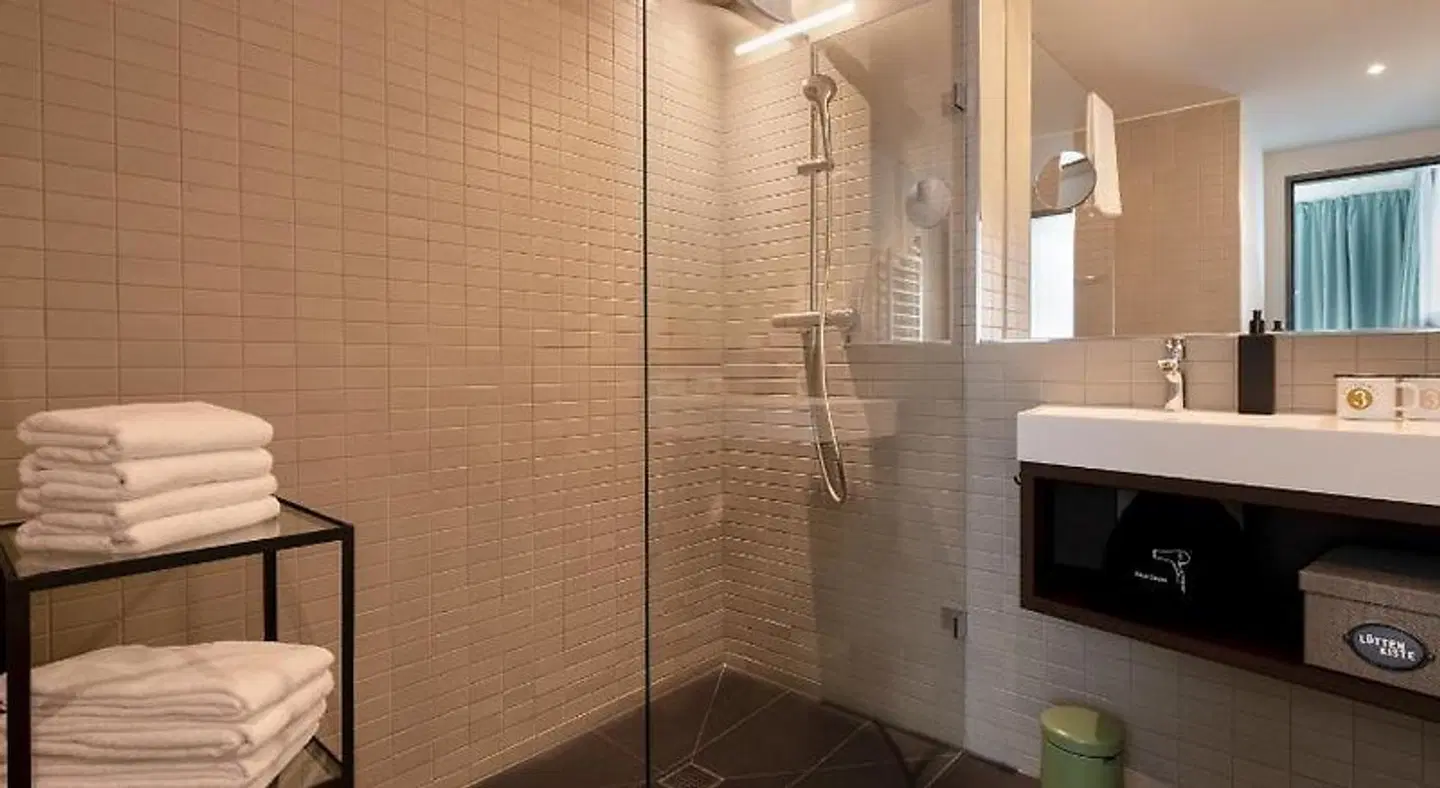 PIERDREI Hotel HafenCity Hamburg Badezimmer