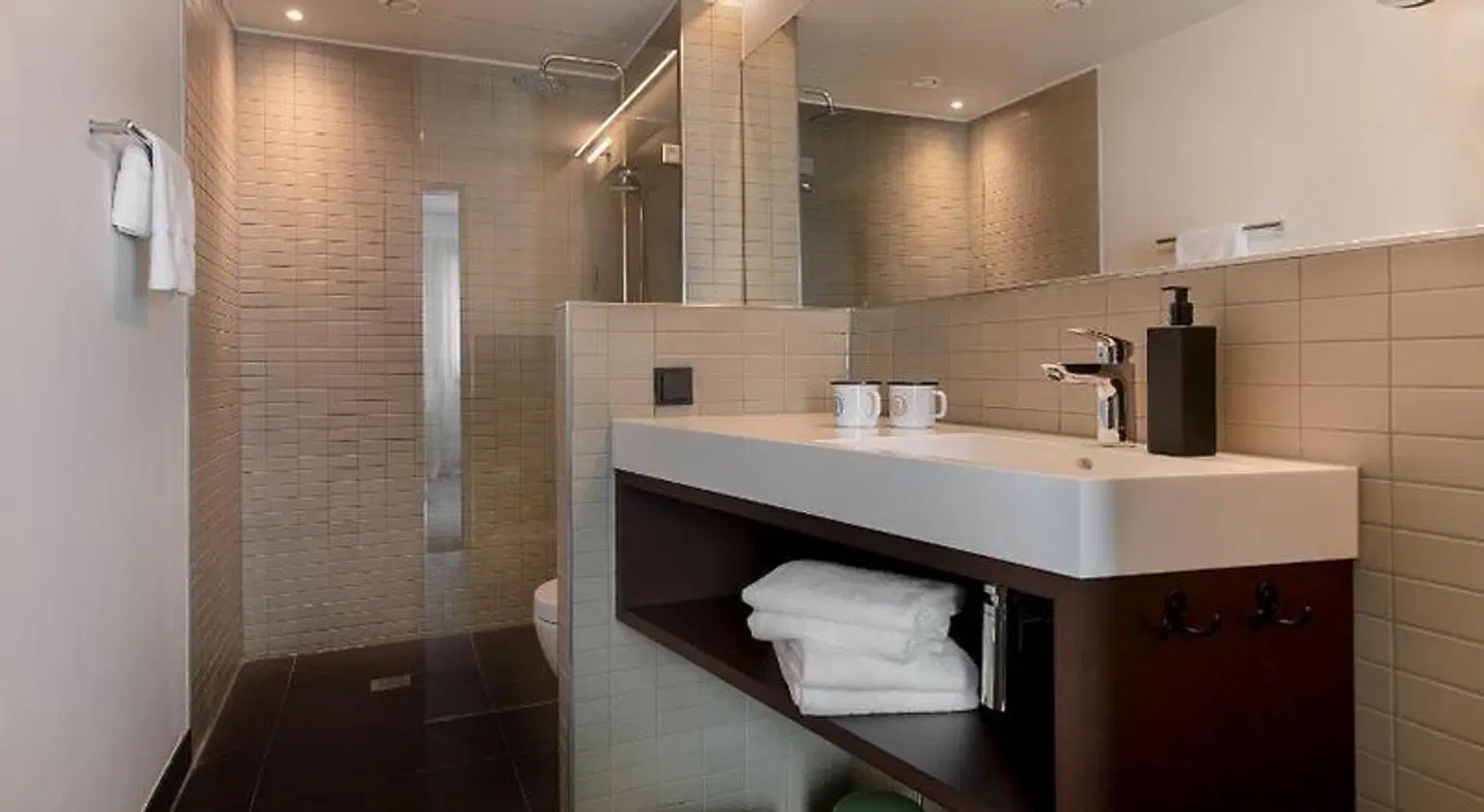 PIERDREI Hotel HafenCity Hamburg Badezimmer