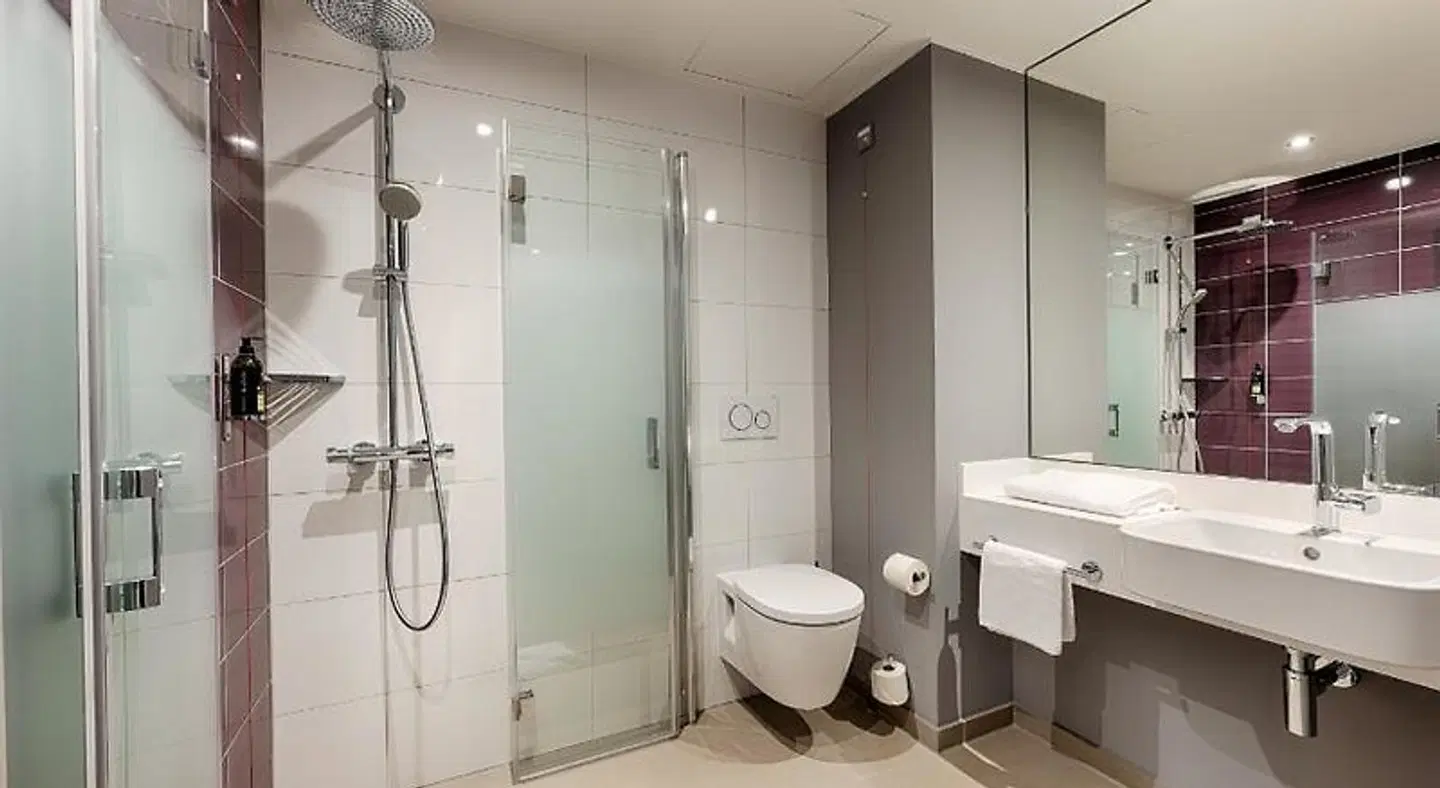 Premier Inn Hamburg City Klostertor Badezimmer