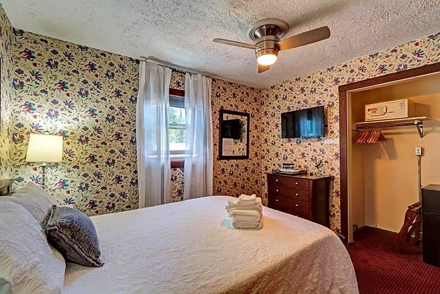 Fireside Inn ROOM_EXAMPLE