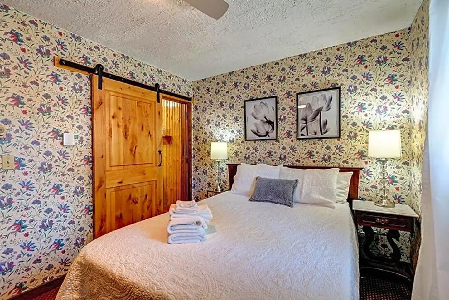 Fireside Inn ROOM_EXAMPLE