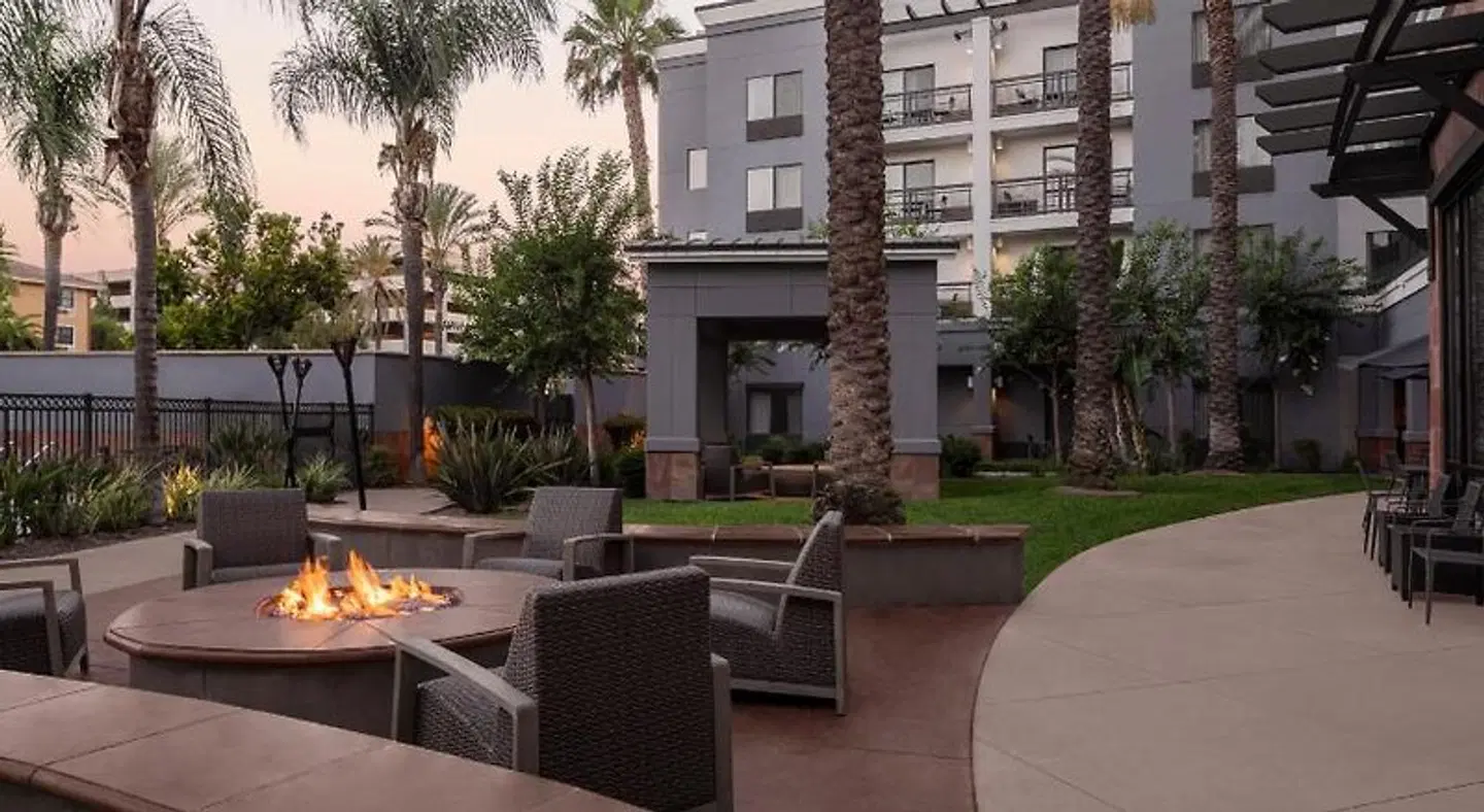 Courtyard by Marriott Los Angeles Burbank Airport EXTERIOR
