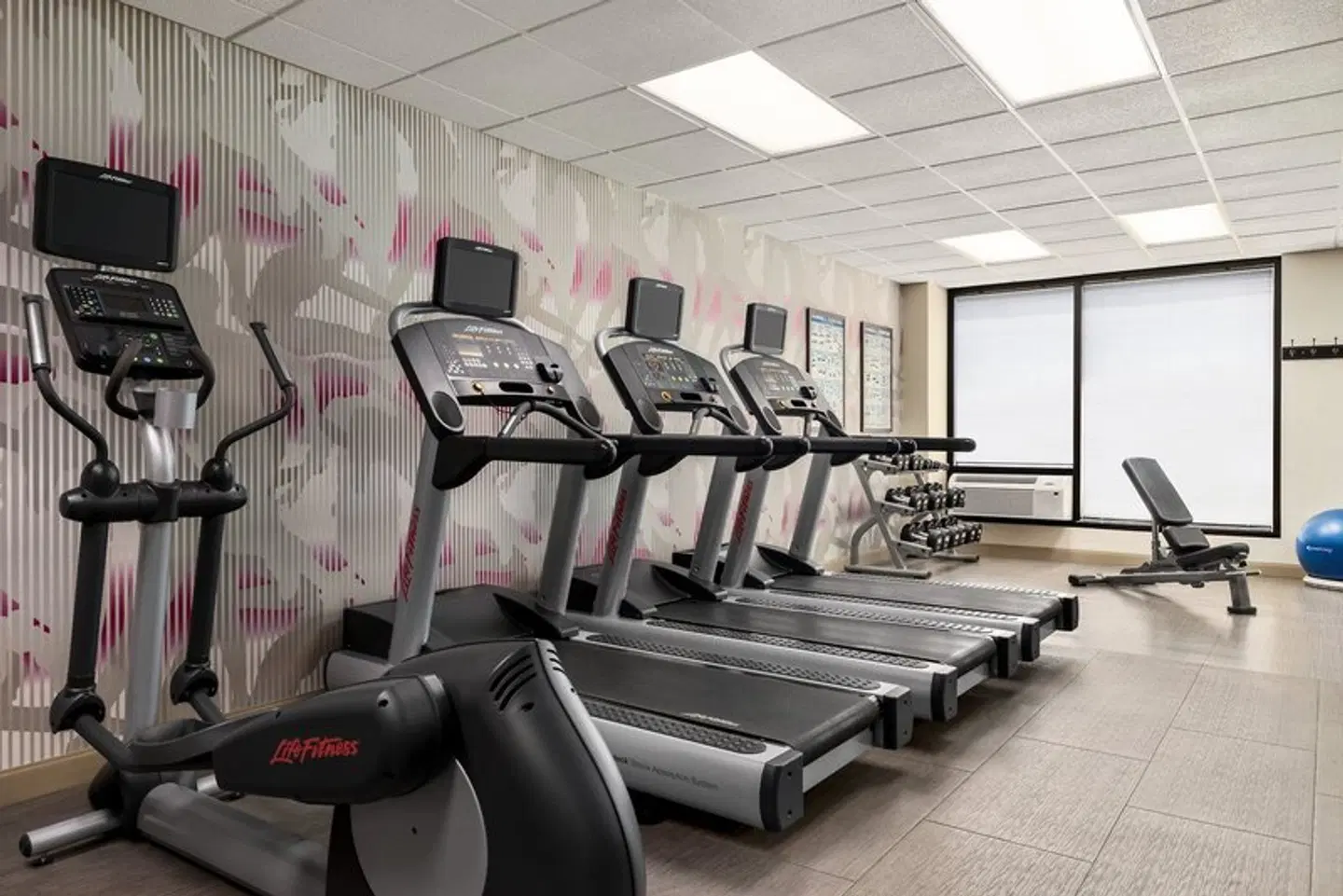 Crowne Plaza Edison by IHG SPORTS_AND_LEISURE