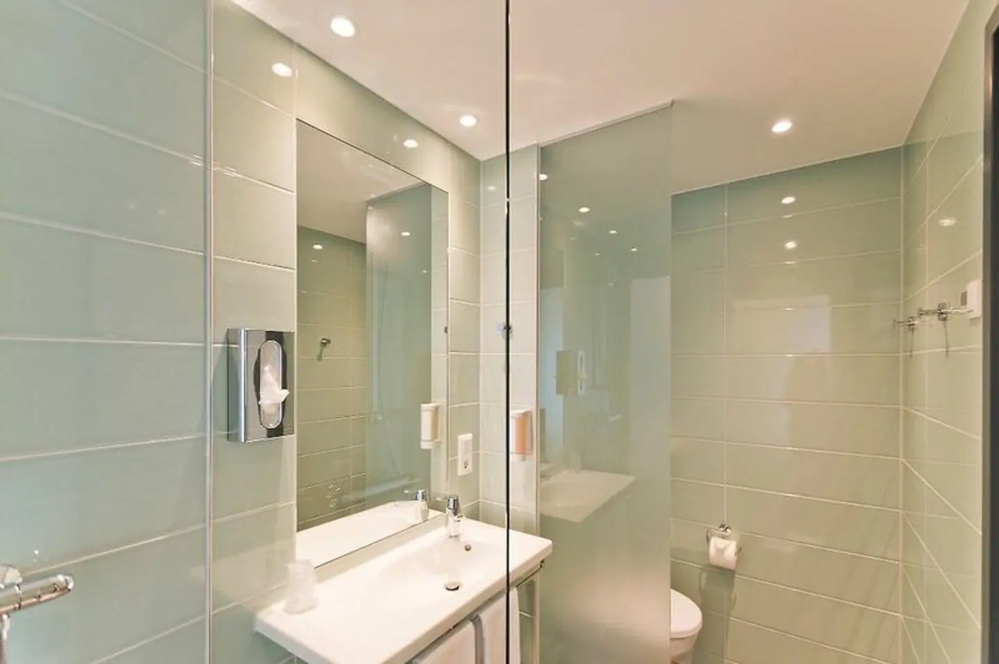 Super 8 by Wyndham Freiburg Badezimmer