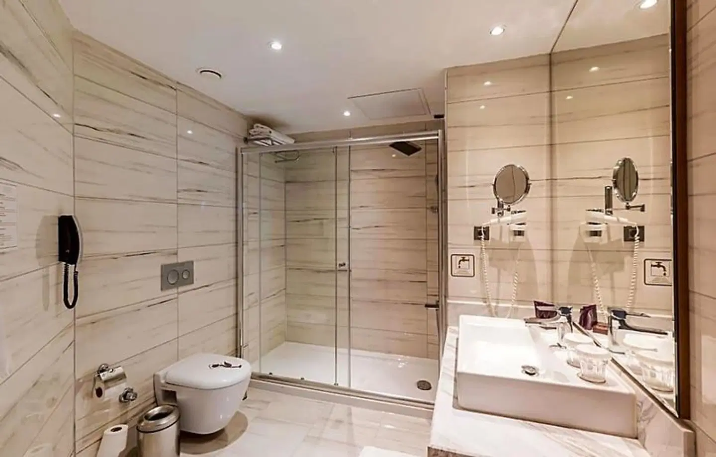 Hotel Sirius Deluxe Badezimmer