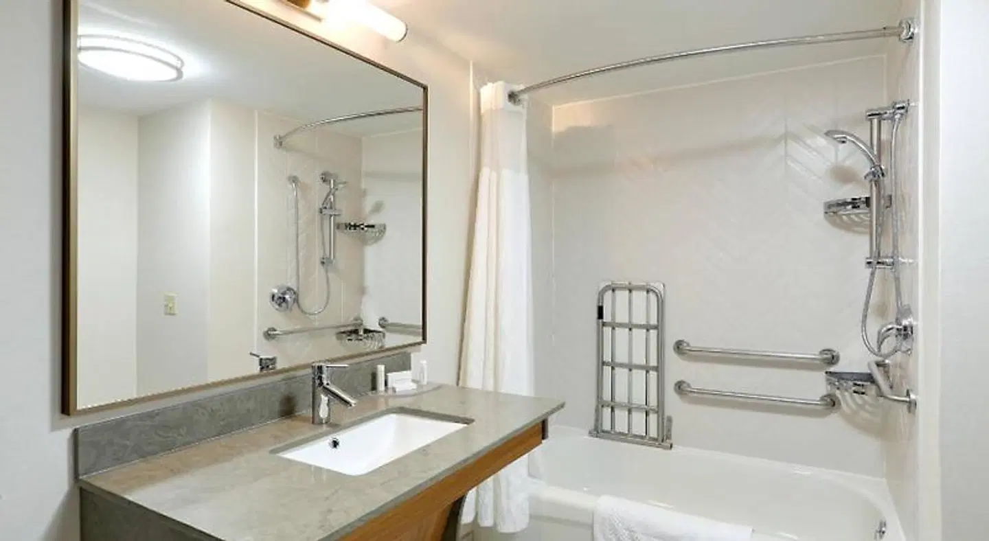 Fairfield by Marriott Inn & Suites Woodbridge Badezimmer