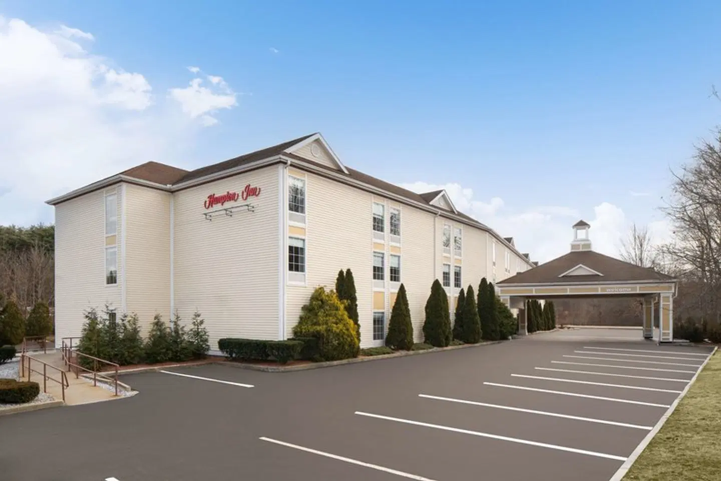 Hampton Inn Sturbridge EXTERIOR