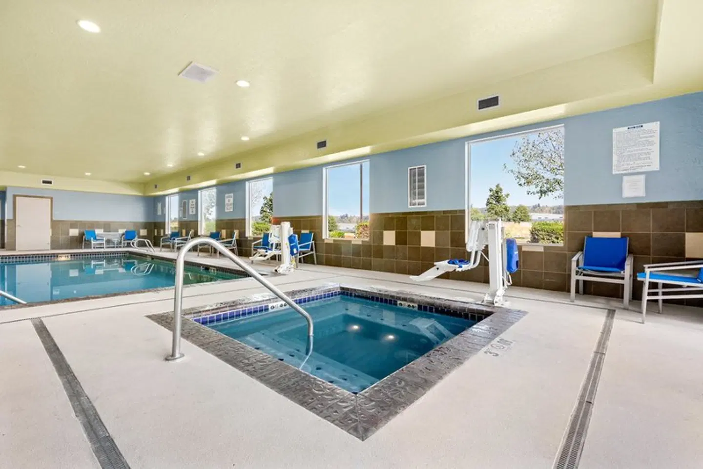 Holiday Inn Express & Suites Sumner - Puyallup Area by IHG Hallenbad