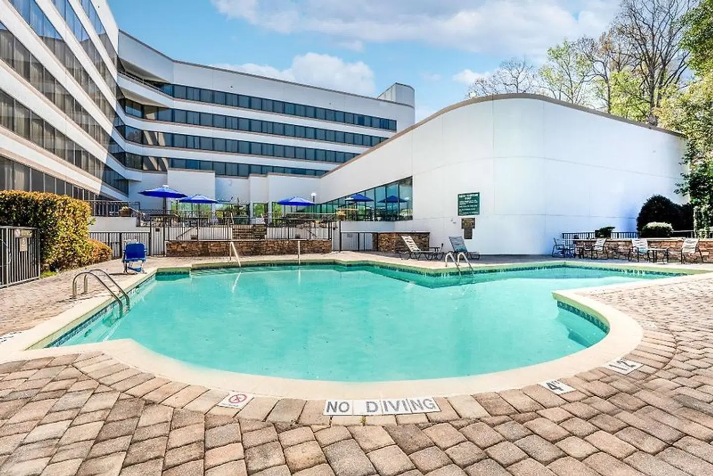 Hilton Charlotte Executive Park OUTDOOR_POOL