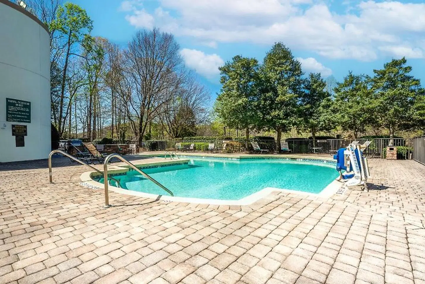 Hilton Charlotte Executive Park OUTDOOR_POOL