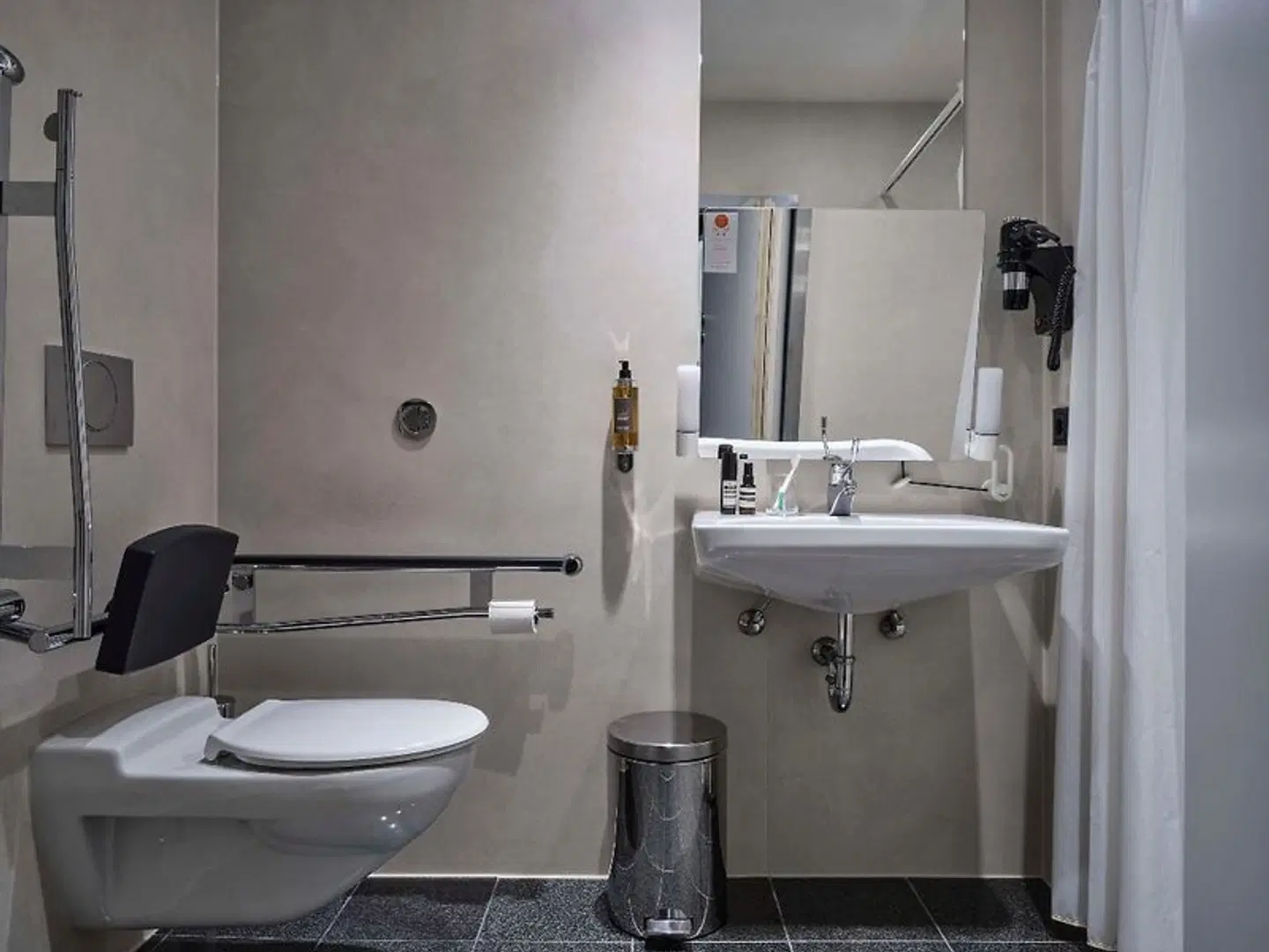 Motel One Frankfurt - Hauptbahnhof Badezimmer