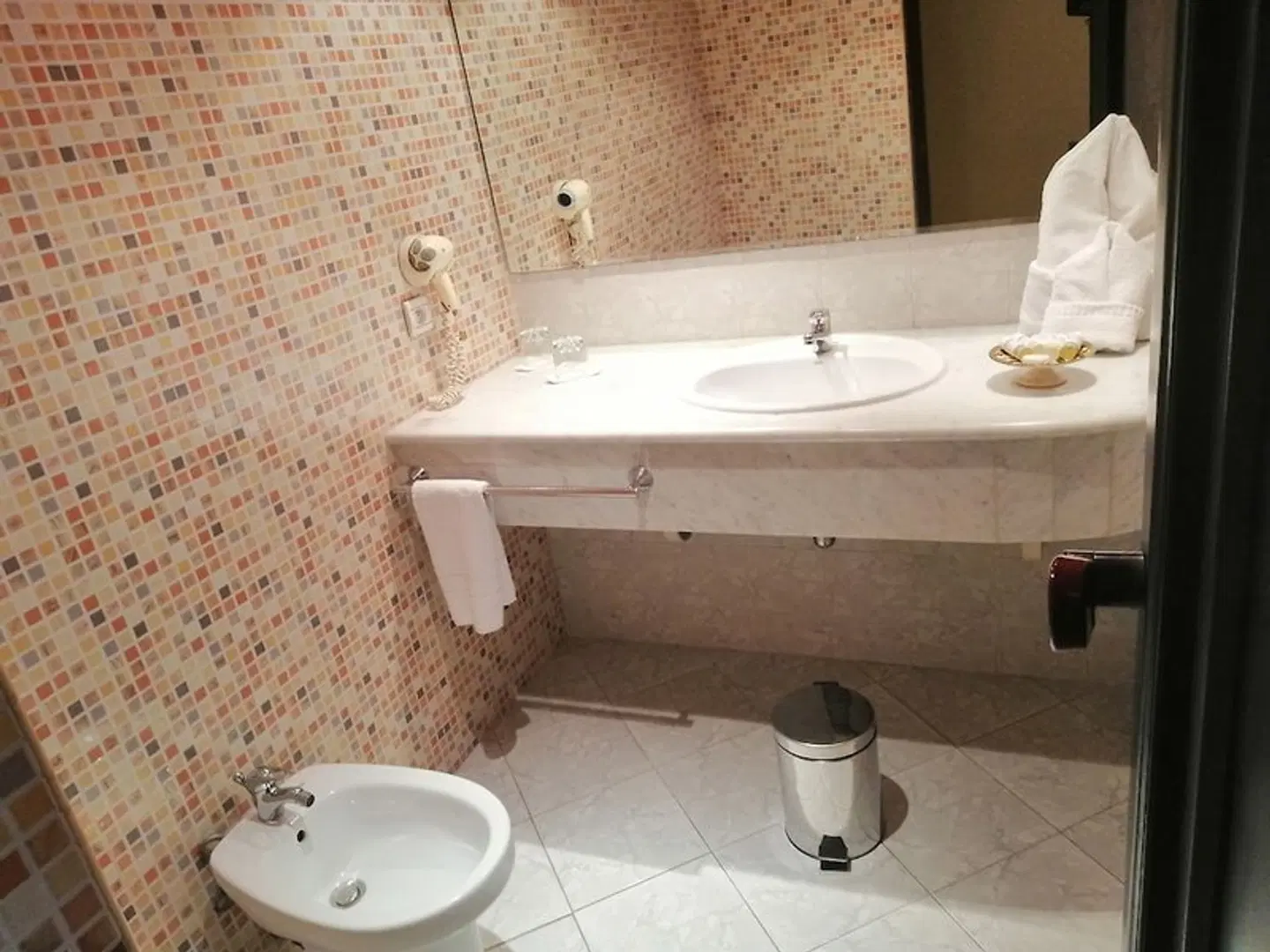 Golden Tulip Tghat Fès Hotel Badezimmer