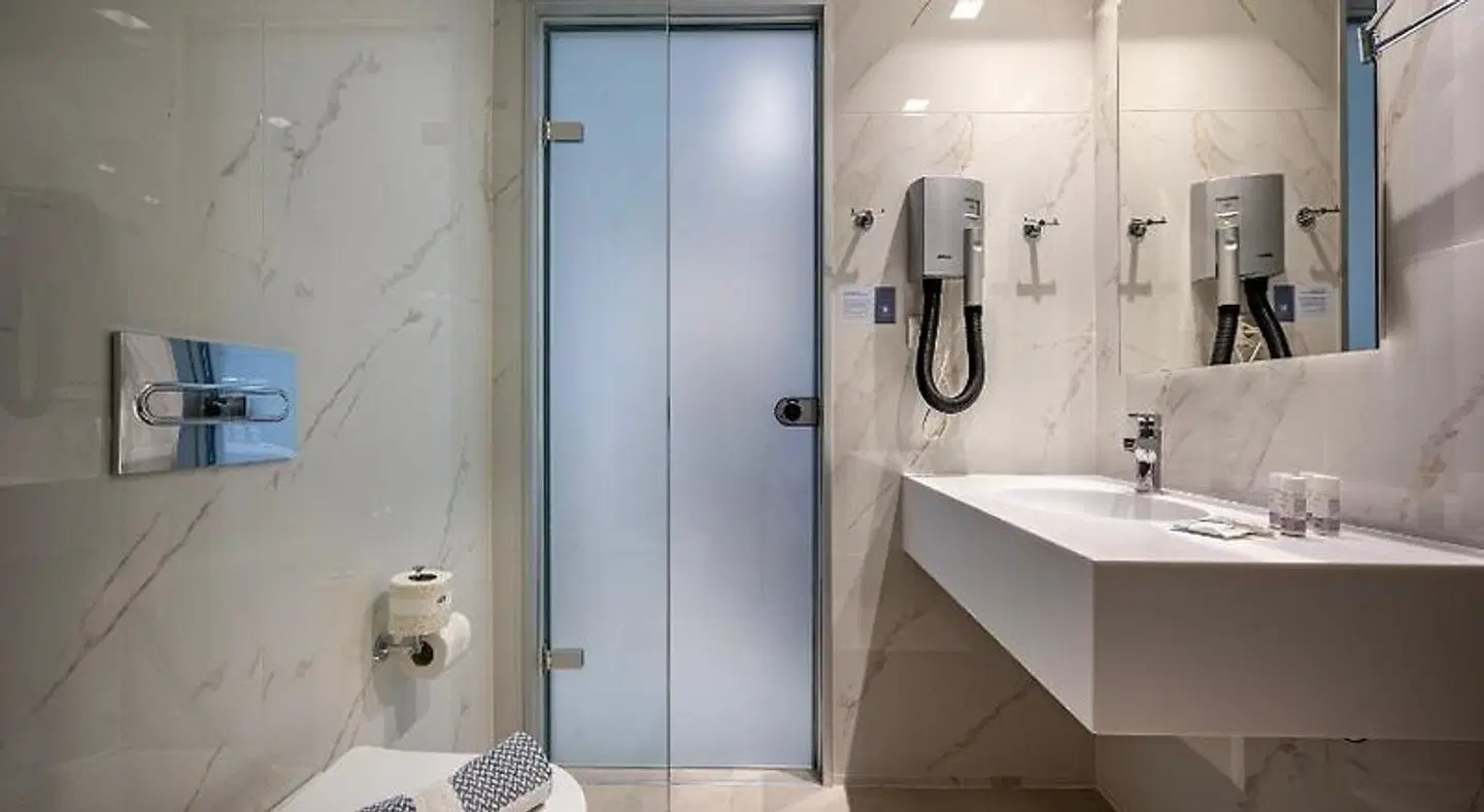 Mythos Suites Hotel Badezimmer