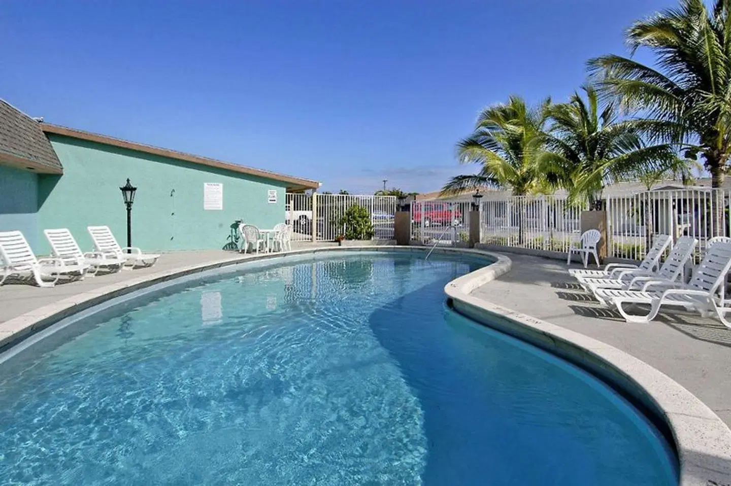 Super 8 by Wyndham Lantana West Palm Beach OUTDOOR_POOL