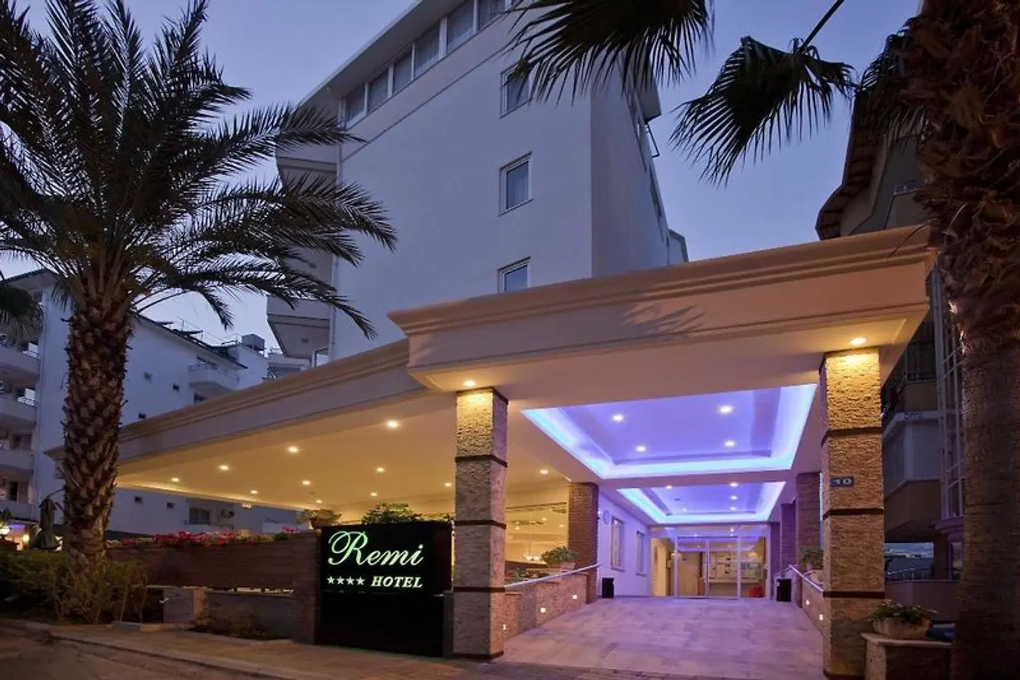Remi Hotel EXTERIOR