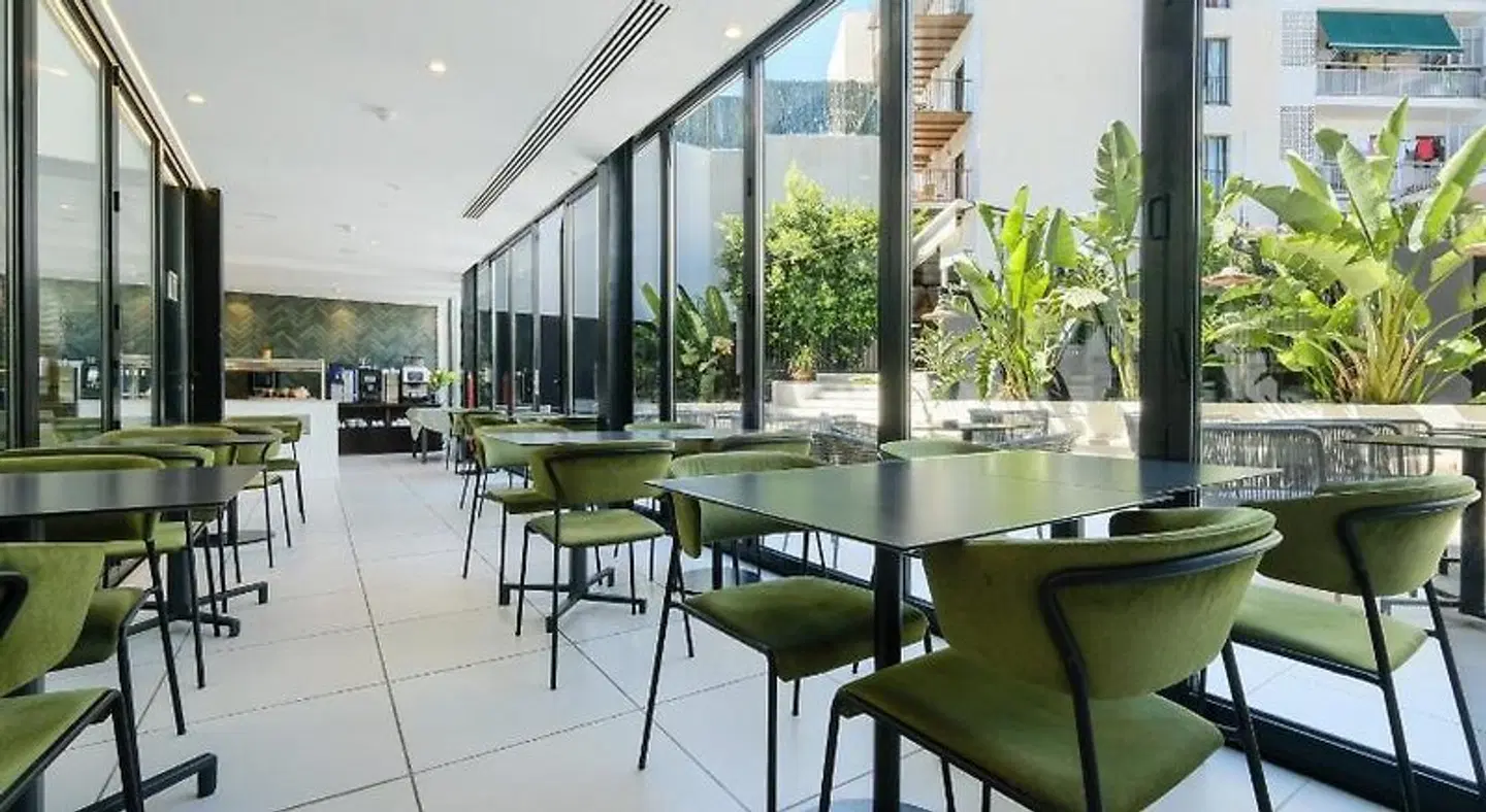 azuLine M Hotel Bar