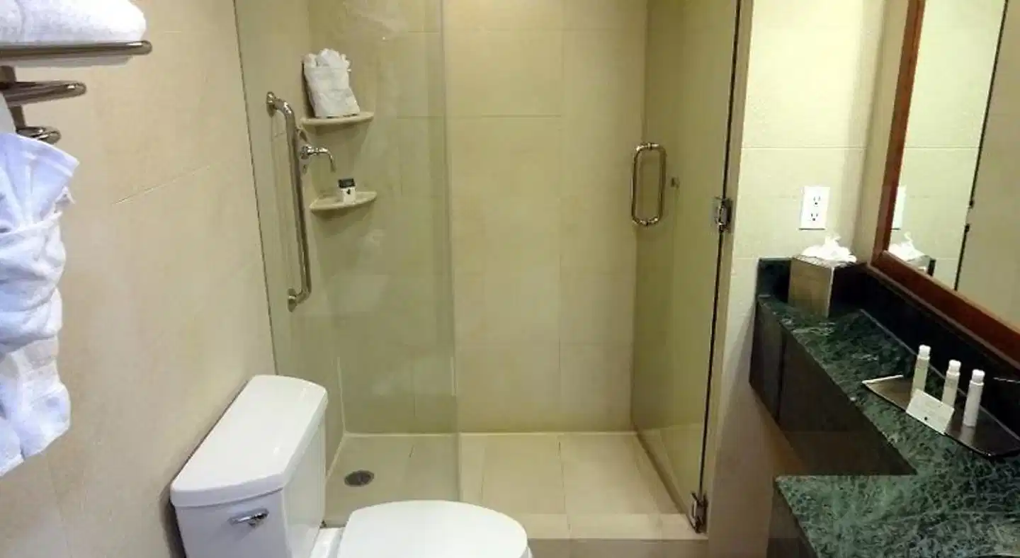 voco Times Square South, New York Badezimmer