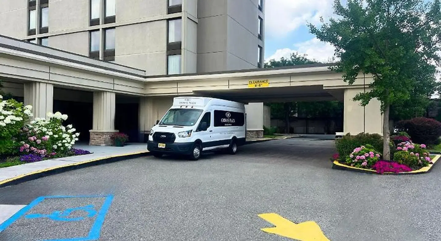 Crowne Plaza Newark Airport EXTERIOR