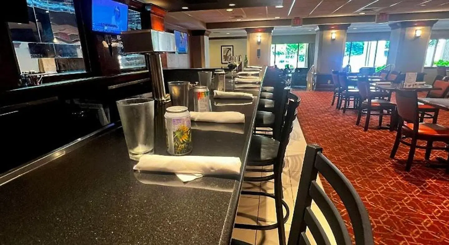 Crowne Plaza Newark Airport Bar